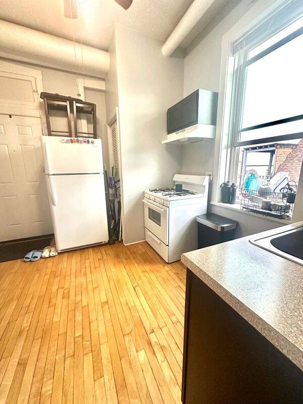 Apartment for rent at 2303 S Oakley Ave #3R, Chicago, IL 60608