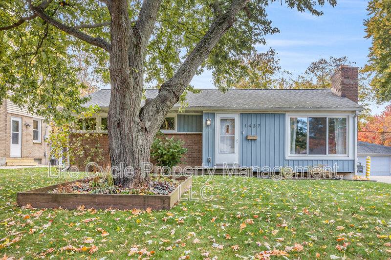House for rent at 1437 Lewison Ave NE, Grand Rapids, MI 49505