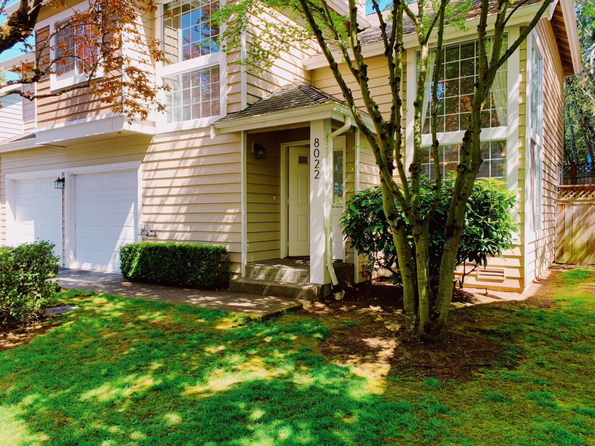 Townhouse for rent at 8022 118th Court NE, Kirkland, WA 98033