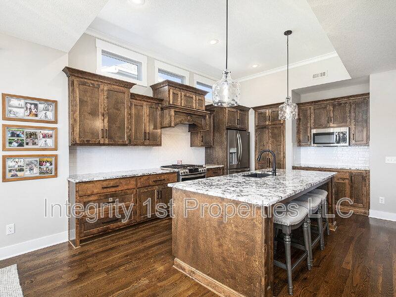House for rent at 6917 NE 70th St, Kansas City, MO 64119
