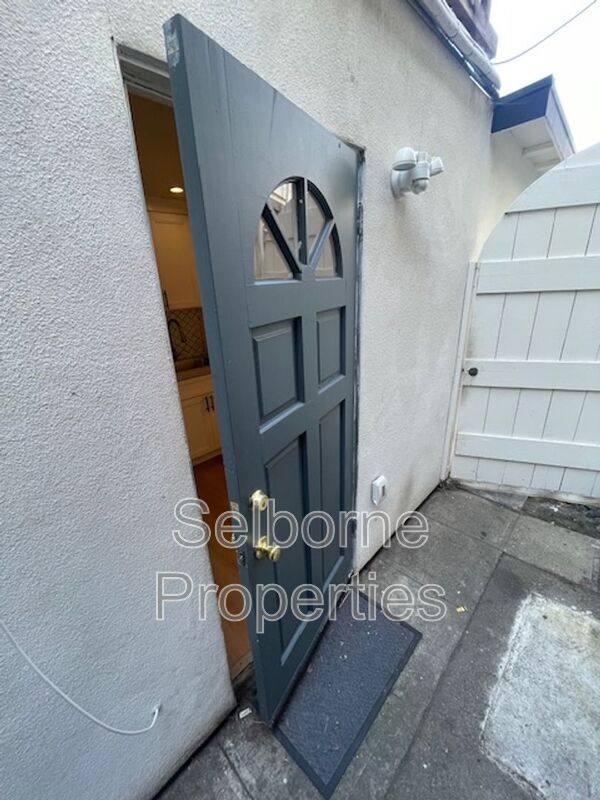 Apartment for rent at 4327B Essex St, Emeryville, CA 94608