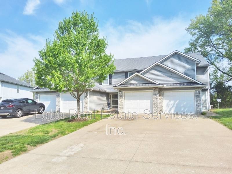 Townhouse for rent at 3215 SW Iron Creek Dr, Blue Springs, MO 64015