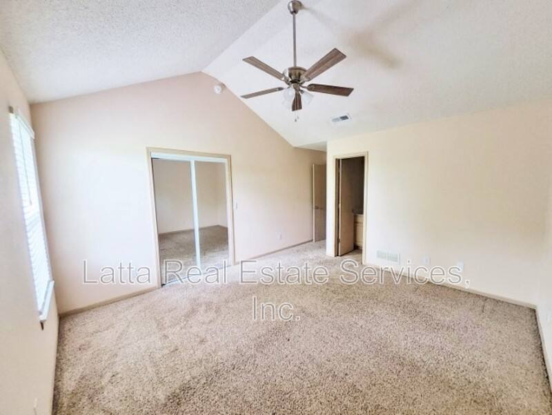 Townhouse for rent at 3215 SW Iron Creek Dr, Blue Springs, MO 64015