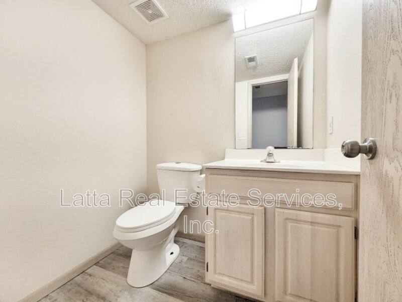 Townhouse for rent at 3215 SW Iron Creek Dr, Blue Springs, MO 64015