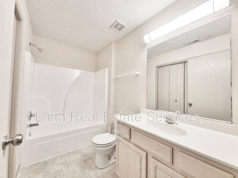 Townhouse for rent at 3215 SW Iron Creek Dr, Blue Springs, MO 64015