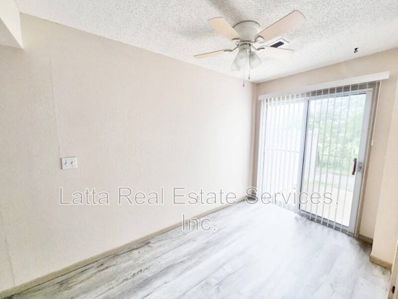 Townhouse for rent at 3215 SW Iron Creek Dr, Blue Springs, MO 64015