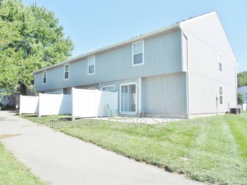 Townhouse for rent at 3215 SW Iron Creek Dr, Blue Springs, MO 64015