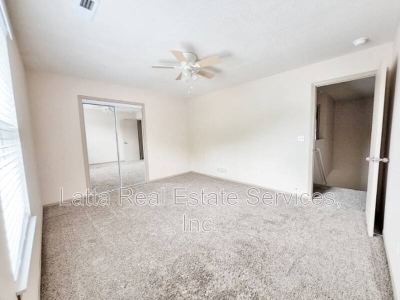 Townhouse for rent at 3215 SW Iron Creek Dr, Blue Springs, MO 64015