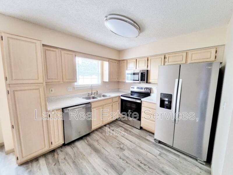 Townhouse for rent at 3215 SW Iron Creek Dr, Blue Springs, MO 64015