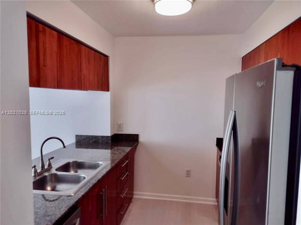 Apartment for rent at 1200 Brickell Bay Dr, Miami, FL 33131