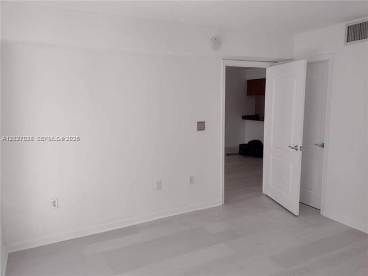 Apartment for rent at 1200 Brickell Bay Dr, Miami, FL 33131