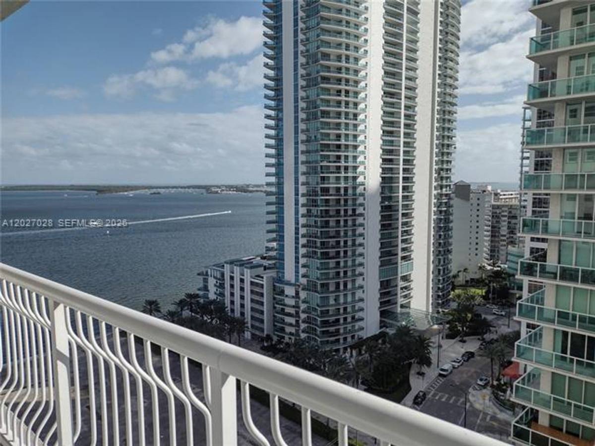 Apartment for rent at 1200 Brickell Bay Dr, Miami, FL 33131