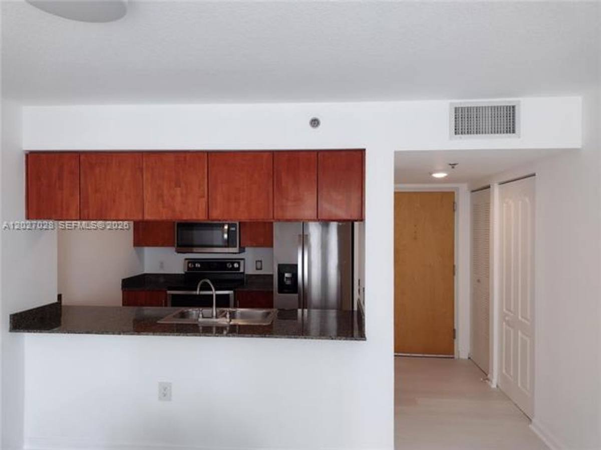 Apartment for rent at 1200 Brickell Bay Dr, Miami, FL 33131