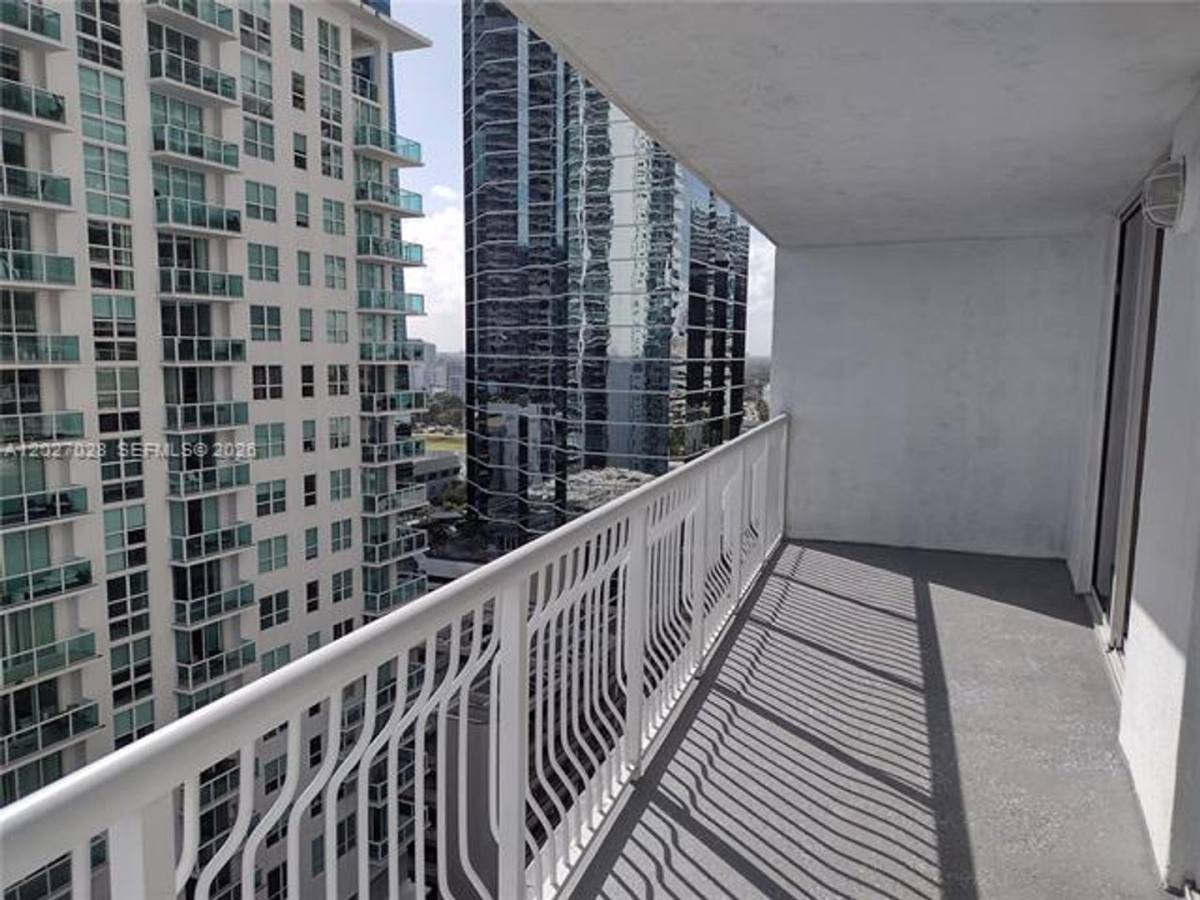 Apartment for rent at 1200 Brickell Bay Dr, Miami, FL 33131
