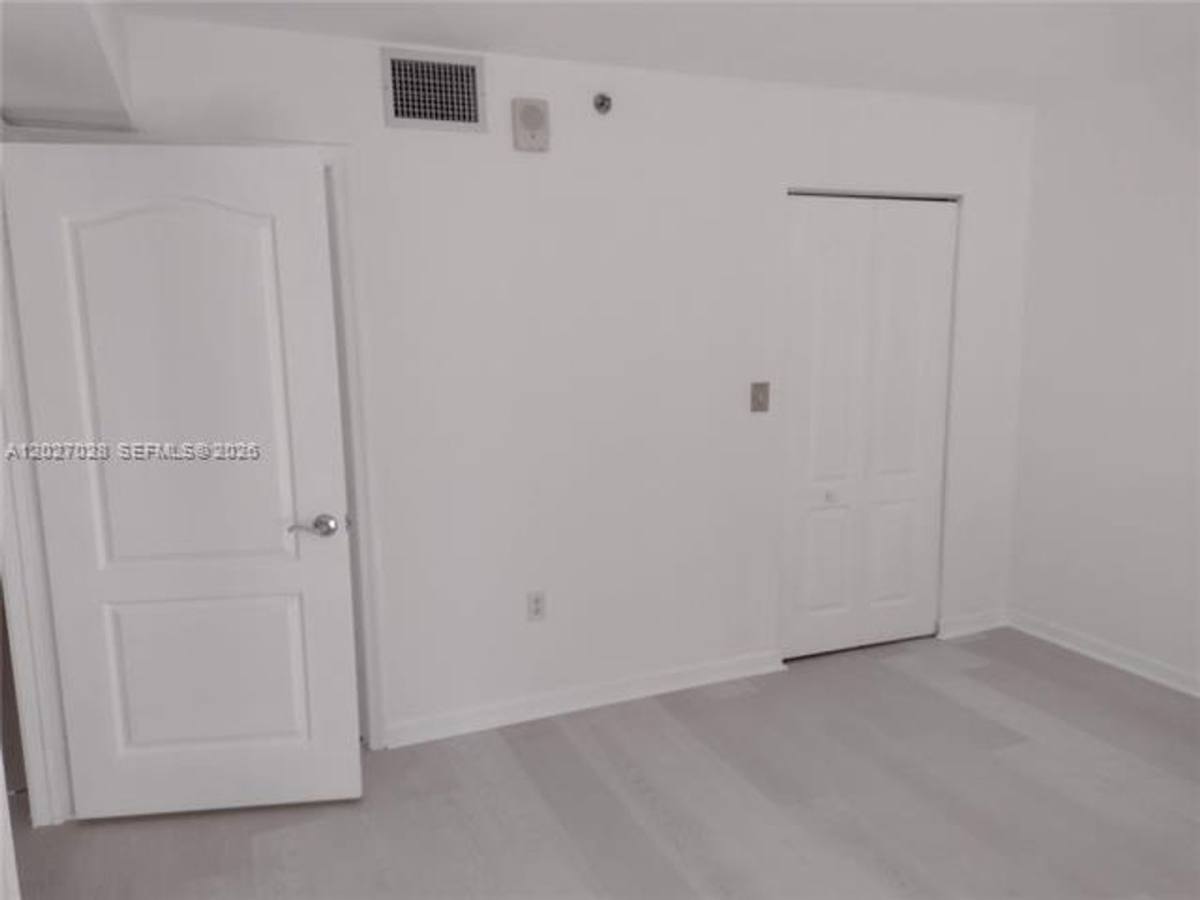 Apartment for rent at 1200 Brickell Bay Dr, Miami, FL 33131