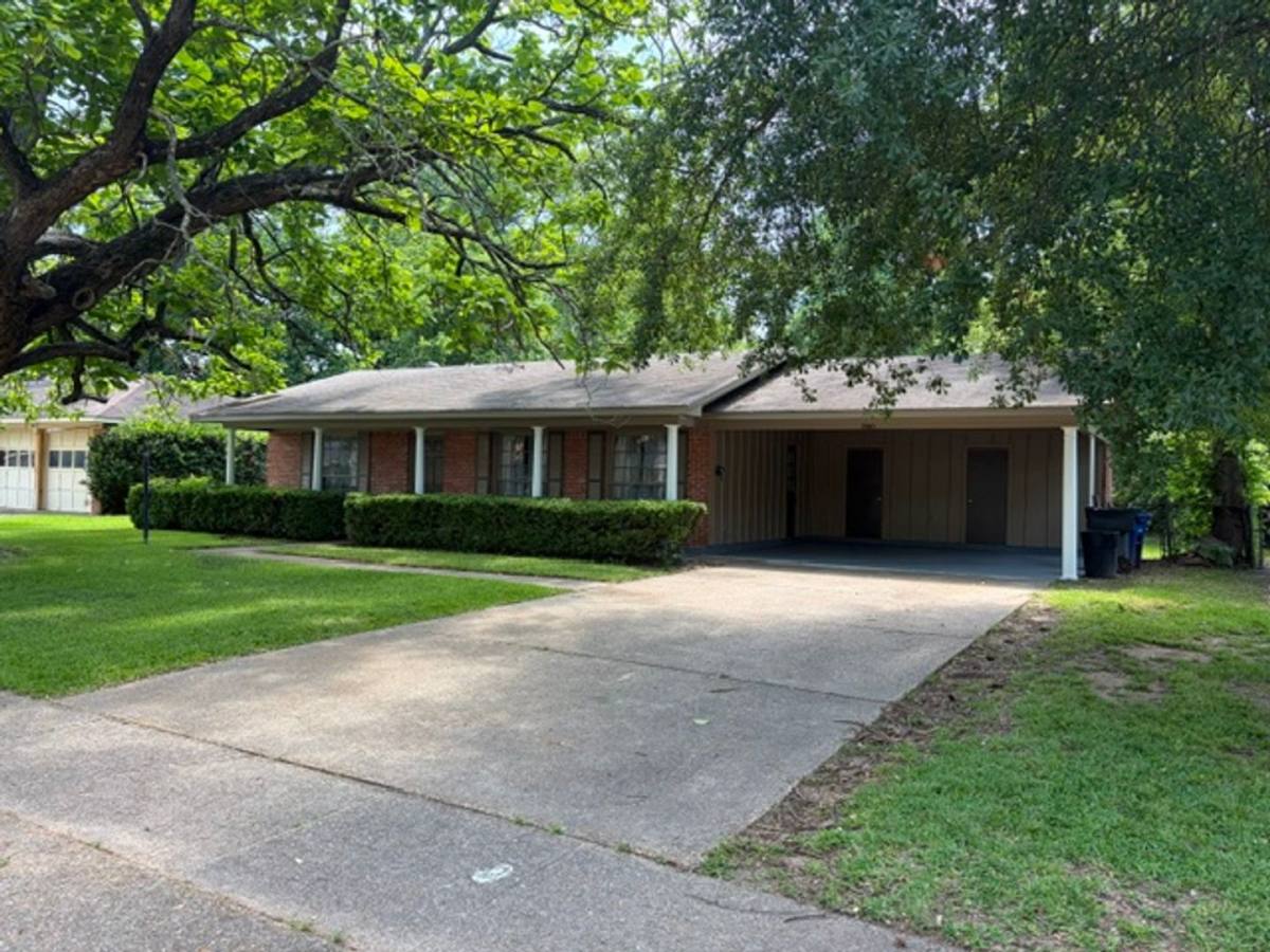 House for rent at 1730 Bayou Dr, Shreveport, LA 71105