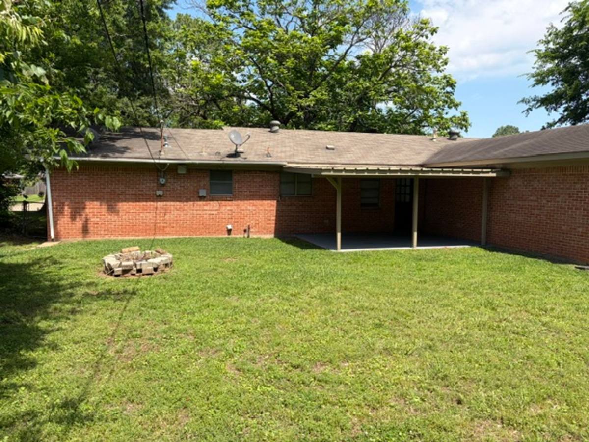 House for rent at 1730 Bayou Dr, Shreveport, LA 71105