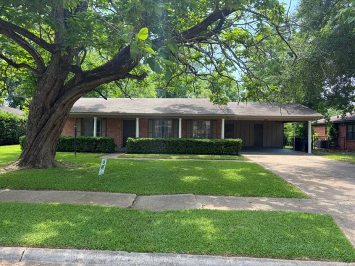 House for rent at 1730 Bayou Dr, Shreveport, LA 71105