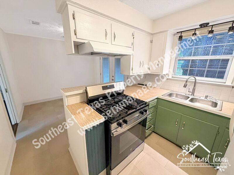 House for rent at 812 S 6th St, Nederland, TX 77627