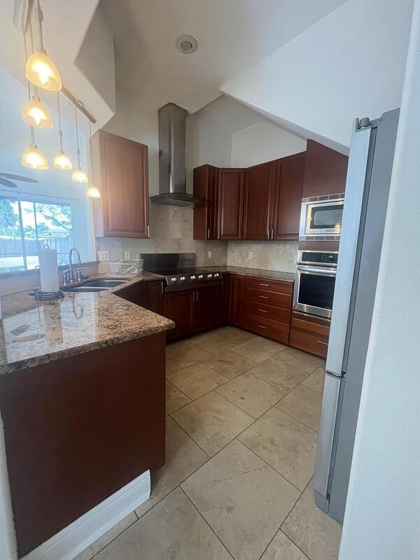 Townhouse for rent at 2119 Montclair Dr, Sarasota, FL 34231