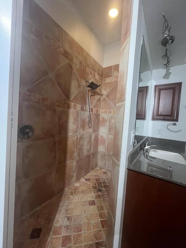 Townhouse for rent at 2119 Montclair Dr, Sarasota, FL 34231