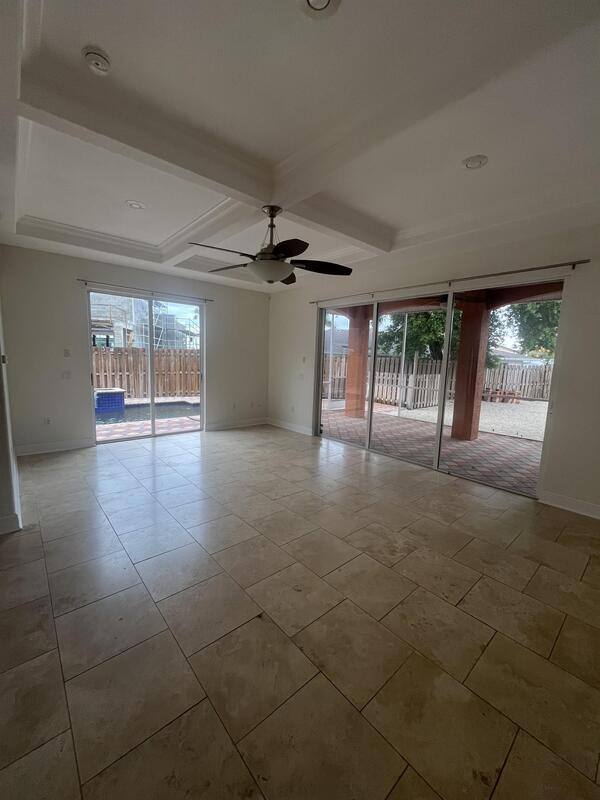 Townhouse for rent at 2119 Montclair Dr, Sarasota, FL 34231
