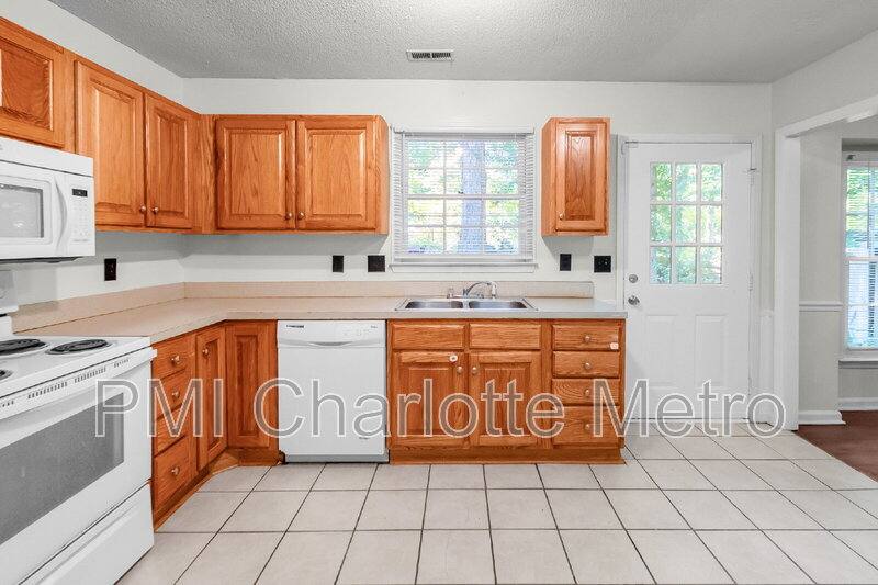House for rent at 10800 Whittersham Dr, Charlotte, NC 28262