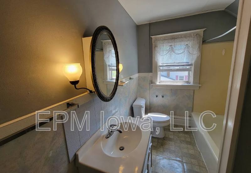 House for rent at 511 S Frederick Ave, Oelwein, IA 50662