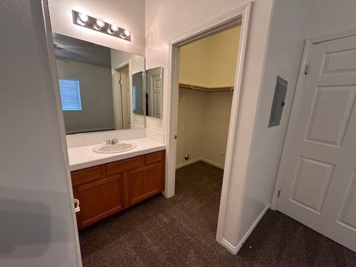 Apartment for rent at 706 Orchid Dr, Bakersfield, CA 93308