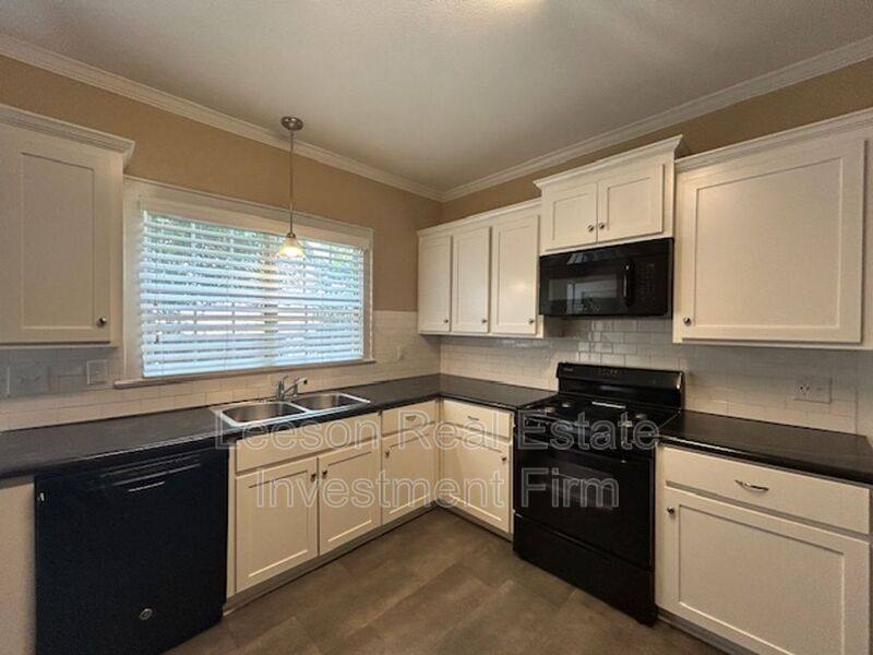 Apartment for rent at 810 Rutherford St #A, Shreveport, LA 71104