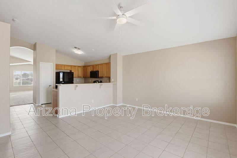 House for rent at 8118 N 112th Ave, Peoria, AZ 85345