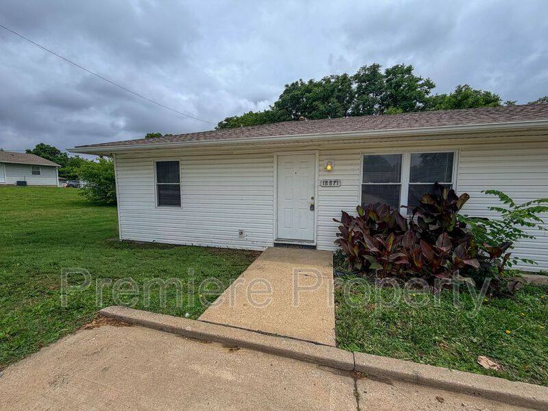 Townhouse for rent at 18871 E Wigwam Dr, Independence, MO 64056