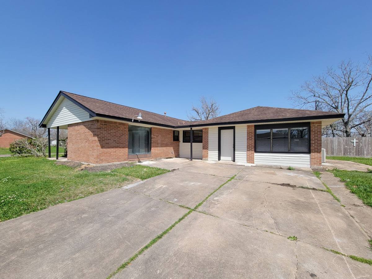 House for rent at 133 S Yaupon St, Lake Jackson, TX 77566