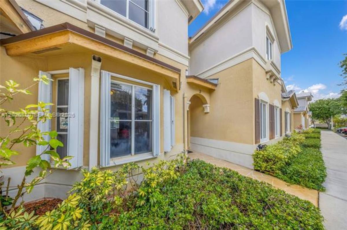 Townhouse for rent at 8942 W Flagler St, Miami, FL 33174