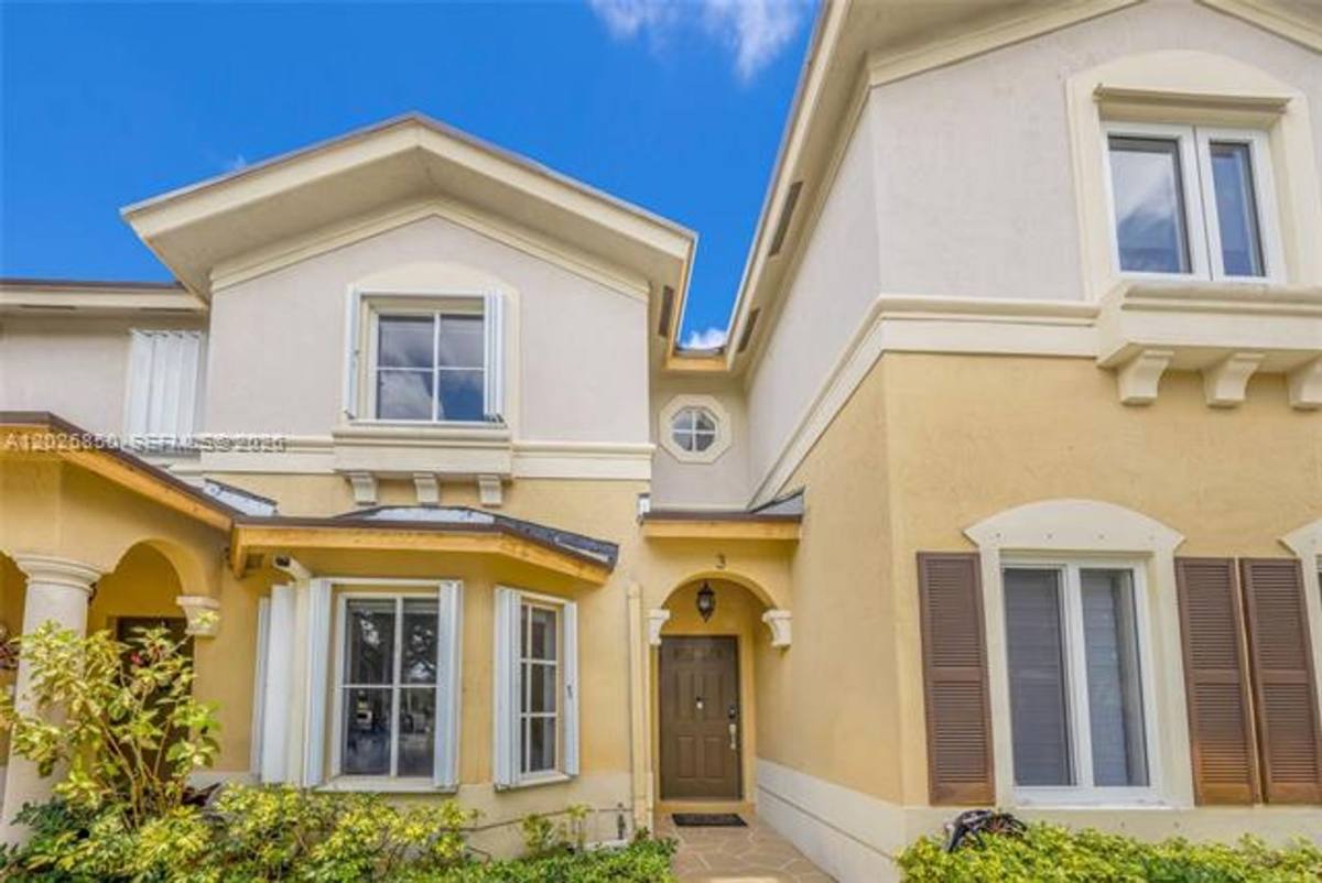 Townhouse for rent at 8942 W Flagler St, Miami, FL 33174