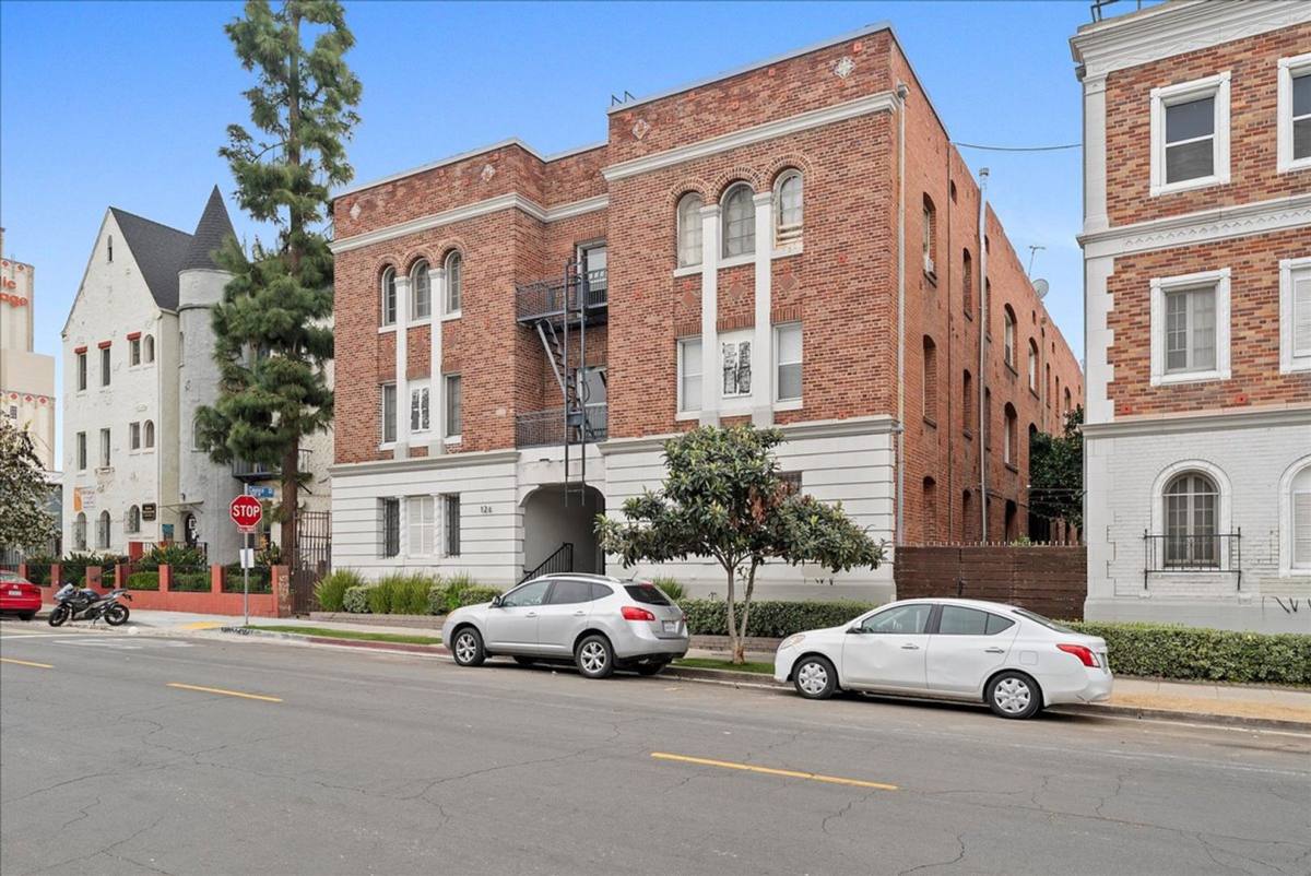 Apartment for rent at 124 N Westmoreland Ave, Los Angeles, CA 90004