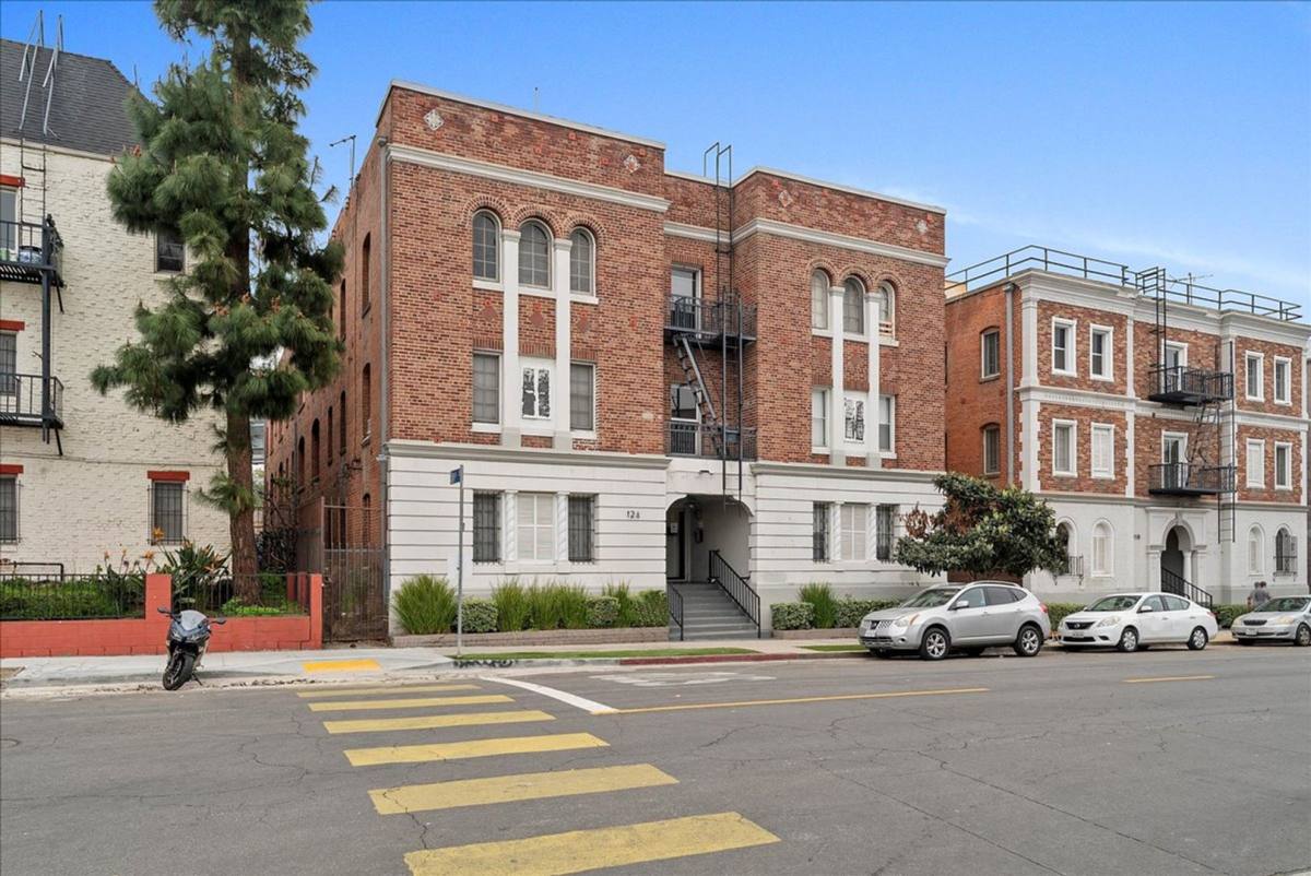 Apartment for rent at 124 N Westmoreland Ave, Los Angeles, CA 90004