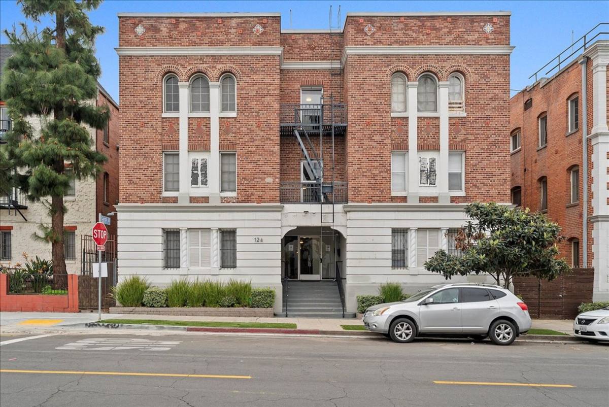 Apartment for rent at 124 N Westmoreland Ave, Los Angeles, CA 90004