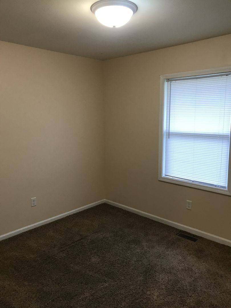 House for rent at 917 Titus Ave, Des Moines, IA 50315