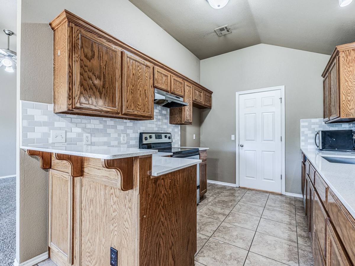 House for rent at 1104 Westridge Dr, Yukon, OK 73099