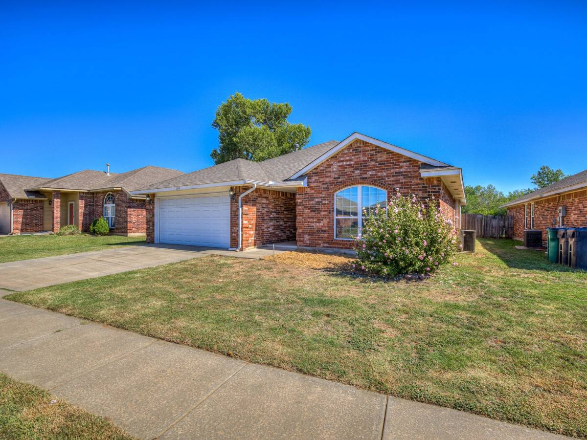 House for rent at 1104 Westridge Dr, Yukon, OK 73099
