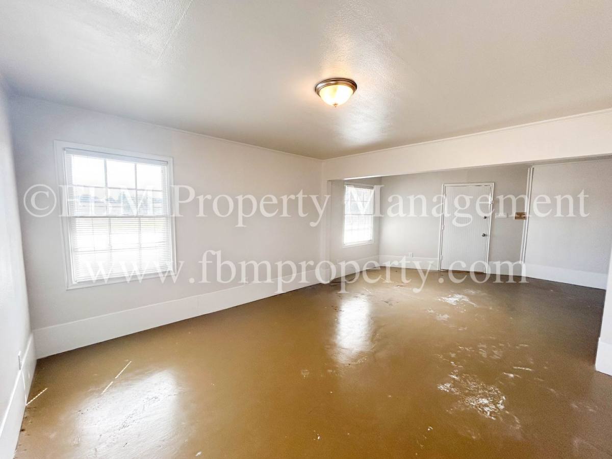 Apartment for rent at 2200 Country Club Rd, Ennis, TX 75119