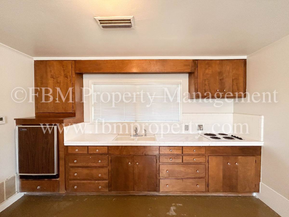 Apartment for rent at 2200 Country Club Rd, Ennis, TX 75119
