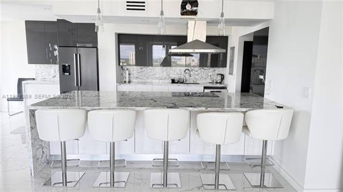 Apartment for rent at 19707 Turnberry Way, Miami, FL 33180