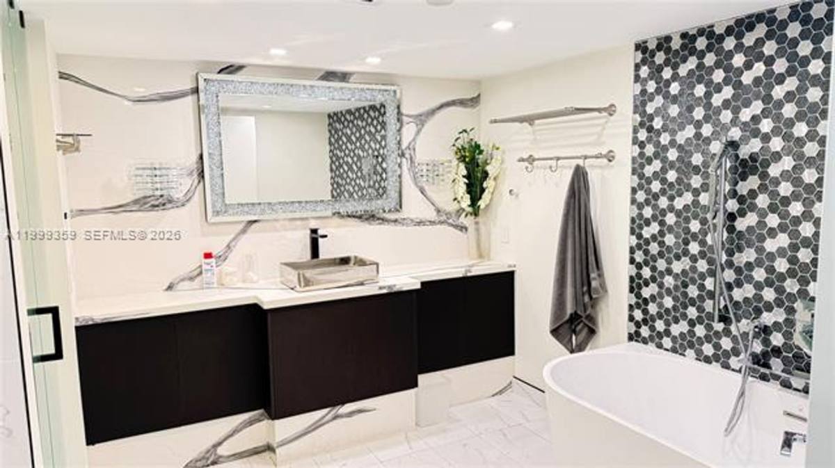 Apartment for rent at 19707 Turnberry Way, Miami, FL 33180