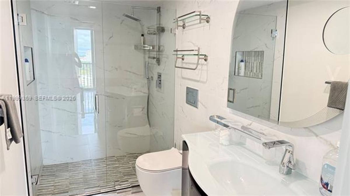 Apartment for rent at 19707 Turnberry Way, Miami, FL 33180