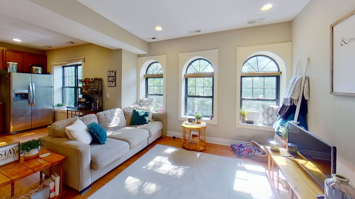 Apartment for rent at 6300 N Rockwell St #A2, Chicago, IL 60659