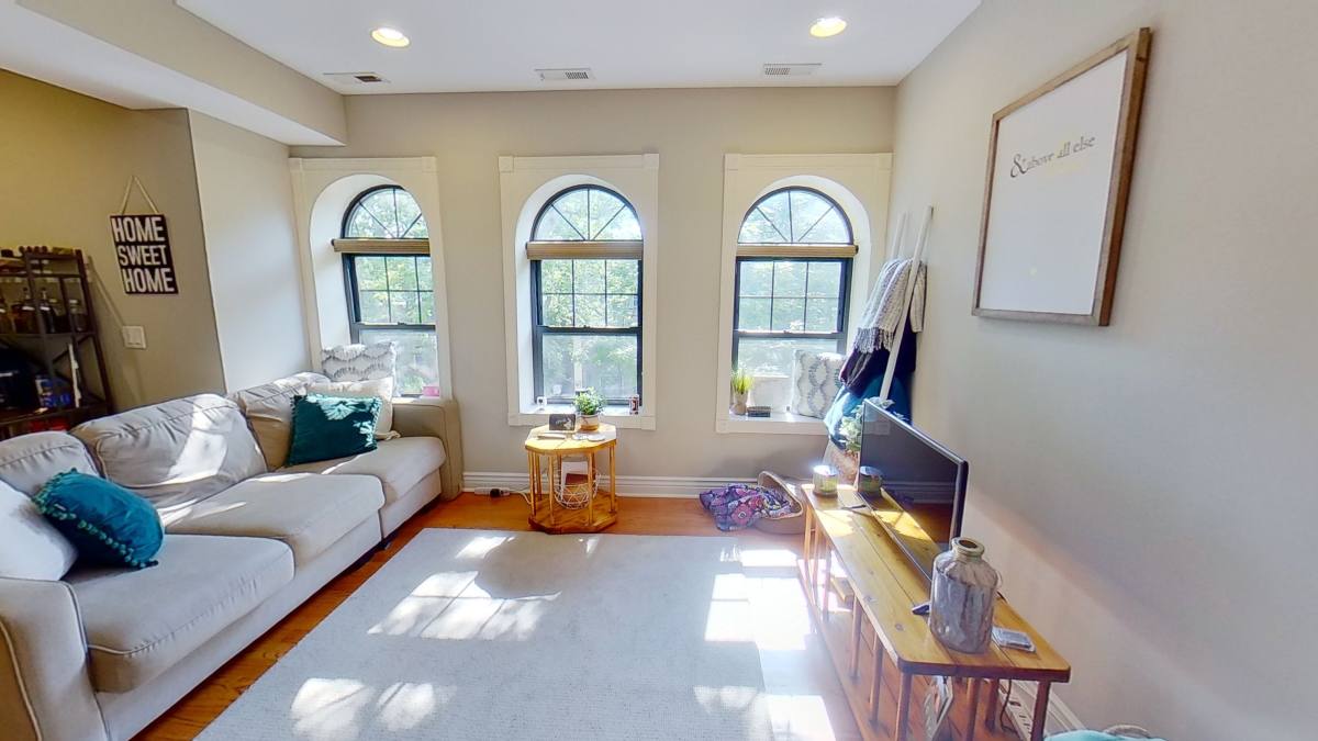 Apartment for rent at 6300 N Rockwell St #A2, Chicago, IL 60659