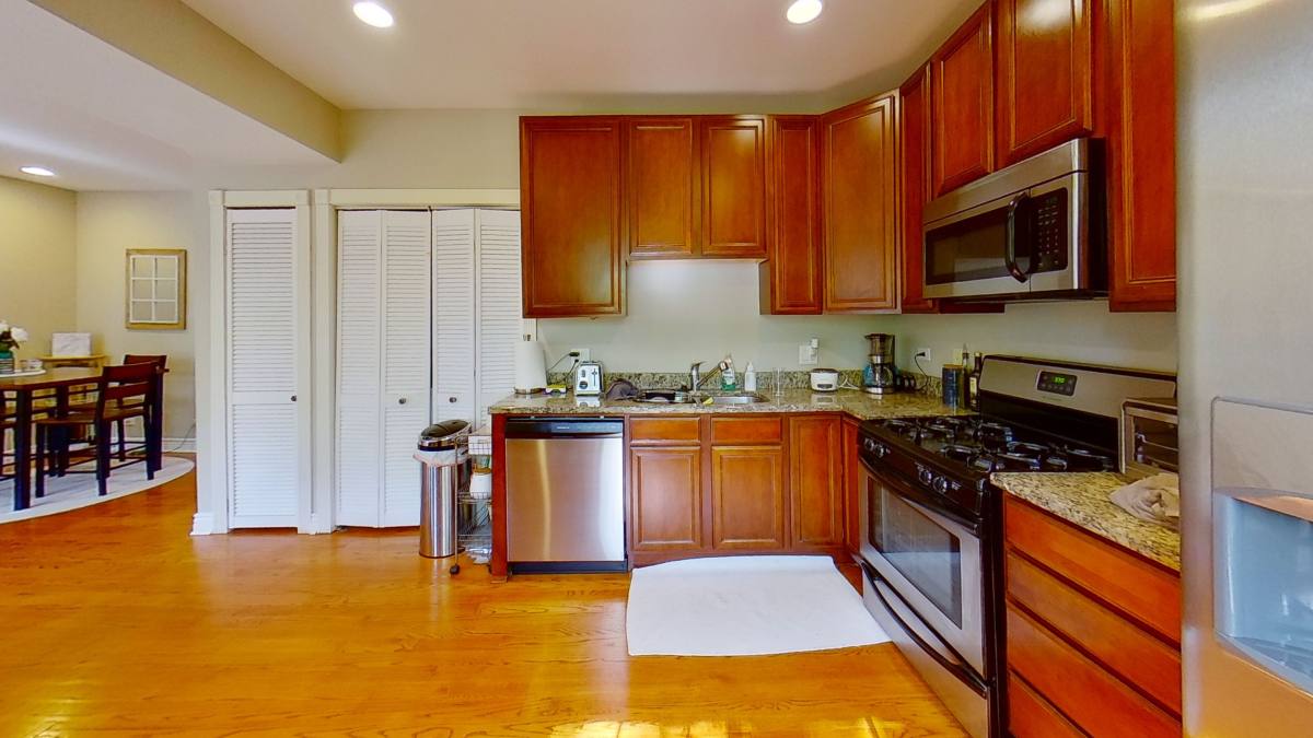 Apartment for rent at 6300 N Rockwell St #A2, Chicago, IL 60659