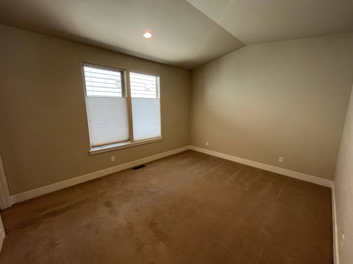House for rent at 63136 NW Via Cambria, Bend, OR 97703